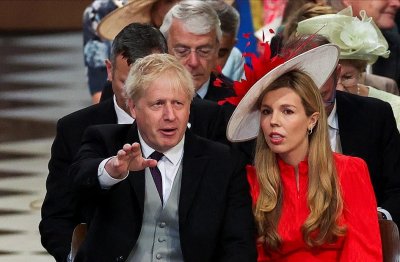 ​6任英国首相齐聚王室典礼！梅姨罕见穿裙好惊艳，不输第一夫人们