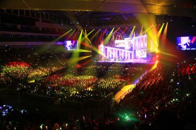 ​罗大佑挑战台风雨！台北演唱会全场爆满燃炸小巨蛋