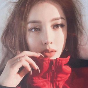 ​pony的化妆技术纯熟，素颜皮肤状态更令人羡慕，美容仪是她心头好