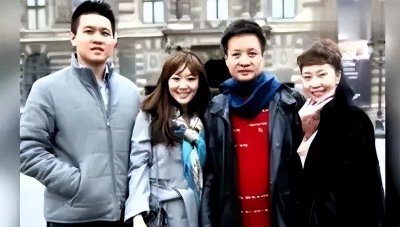 ​阎维文晒全家福，64岁妻子美貌似女星，女儿仿佛复制粘贴的
