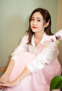 ​刘芸儿子都10岁了，可穿白衬衫配粉色长裙，38岁照样美成少女