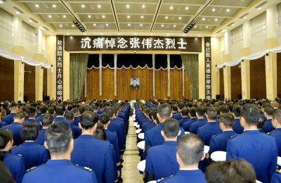 ​张伟杰烈士遗体告别仪式在福州举行 上千群众泪别消防英雄