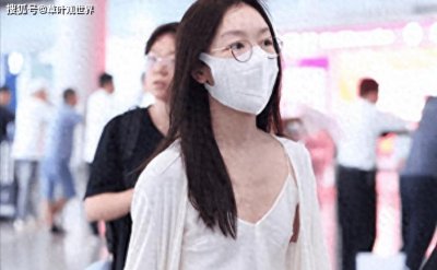 ​周冬雨真空上阵放飞自我，不穿内衣已不是第一次，与刘昊然疑分手