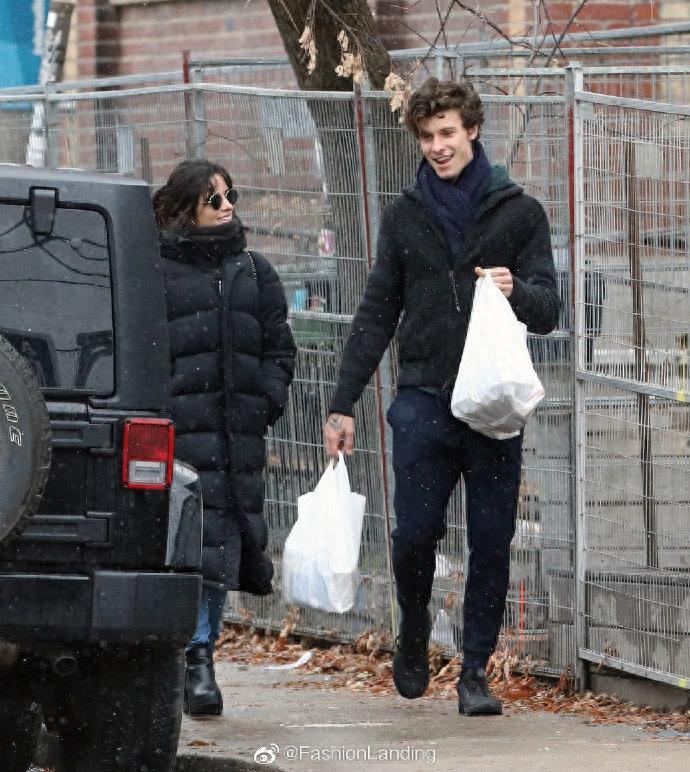 萌德和卡妹雪中漫步，两人牵手甜蜜同行，相处的小细节也很甜