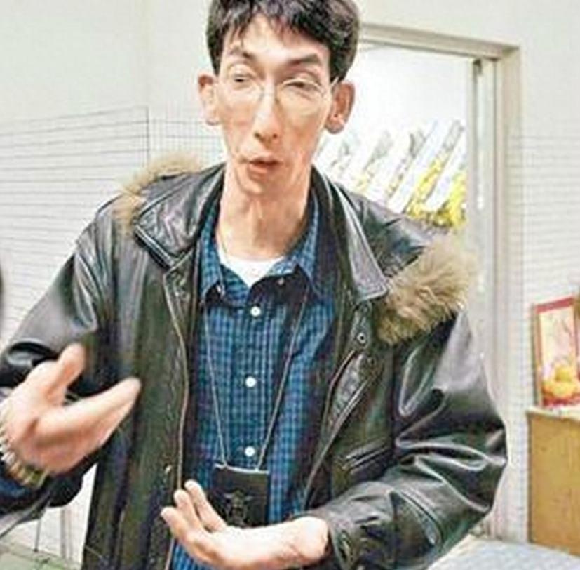 《鹿鼎记》里的胖头陀，如今穷困潦倒、靠募捐葬母