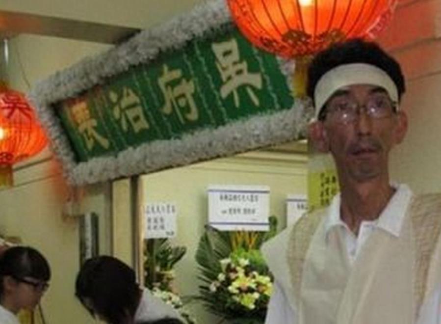 《鹿鼎记》里的胖头陀，如今穷困潦倒、靠募捐葬母