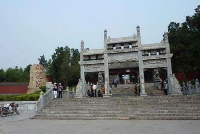 ​为什么教科书把“躬耕于南阳”注解为：在今襄阳一带。终于明白了