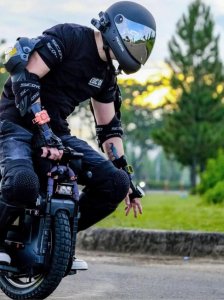 ​电动独轮车的便捷性成为短途出行的新工具