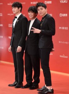 ​彭昱畅王大陆和魏大勋走红毯，拍完照落荒而逃，网友：是被追债吗