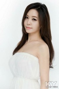 ​韩国女艺人姜艺彬参与拍摄知名杂志《KWAVE X》受网友热议