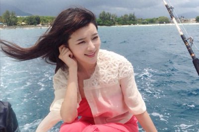 ​央视主持胡蝶：美貌才华并存，嫁知名导演9年生2娃，如今生活幸福