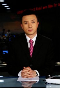 ​潘涛：扎根主持32年，45岁北漂进央视，播报急稿低头念稿引争议