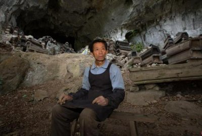 ​贵州守陵人：白天出去搬砖，晚上与567具棺材同眠，一月薪资300块
