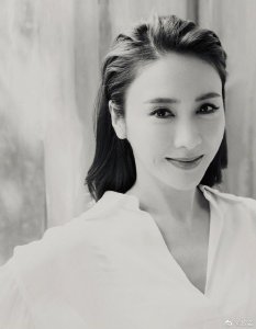 ​黎姿晒20年前旧照，与王菲张国荣等人合影，资历最浅的她坐C位