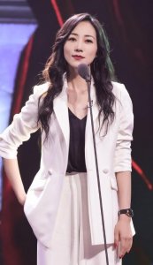 ​韩雪声临其境霸气开嗓，白色西装配微卷长发，气质slay全场