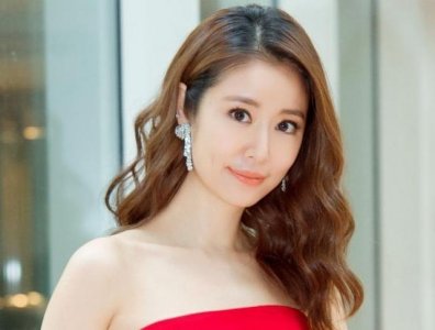 ​43岁林心如穿夸张喇叭裤，混搭拖鞋露出脚趾头，美得像小姑娘