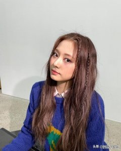​TWICE周子瑜：完美的人偶美貌，上演制服诱惑的“周老师”