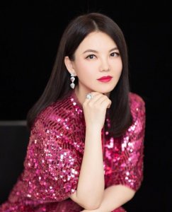 ​44岁李湘近照曝光，穿贵妇装现身网红店，带三人跟拍气场十足