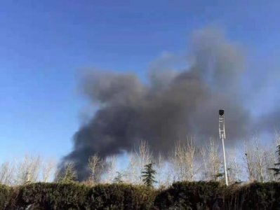 ​济南一村庄联排大棚起火5个中队8辆消防车急救 1人不幸死亡