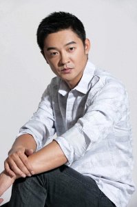 ​墨阳:从舞台到荧幕的坚实步伐