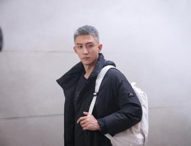 ​最近很流行一种发色，它叫“漫画灰”，显白时髦，明星们都抢着染