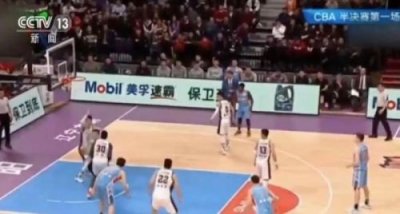 ​84岁球迷奶奶见郭艾伦怎么回事？球迷奶奶张淑琴与郭艾伦合照曝光