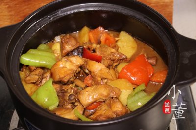 ​火遍大街小巷的黄焖鸡，教你家常做法，鲜嫩美味，配米饭吃真过瘾