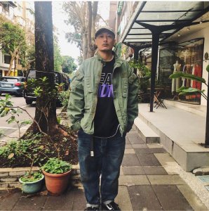 ​余文乐人设崩塌？随地乱扔烟头被批没素质，曾因印花图案惹争议