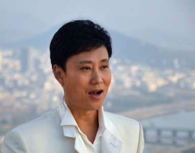 ​耿为华:娶小14岁女粉丝,离婚那天抱着女儿痛哭,如今女儿成他骄傲