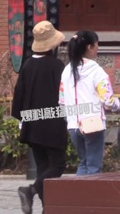 ​39岁谢娜在上海安胎被拍，孕期双腿浮肿，超大孕肚疑再怀双胞胎