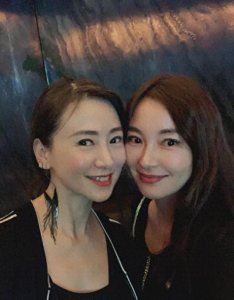 ​“小昭”陈秀丽嫁鞋业大亨生双胞女，43岁晒“煮妇照”宛若冻龄