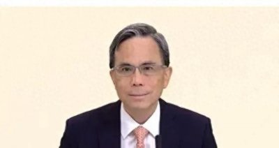 ​60岁李泽钜最新露面，头发花白双眼空洞没精神，还不如老爸李嘉诚