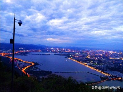 ​夜探昆明西山凌虚阁，滇池美景尽收眼底，满城灯火阑珊尽显辉煌