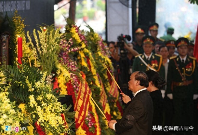 越南前主席黎德英葬礼隆重举行,阮春福称赞黎生前解放柬埔寨