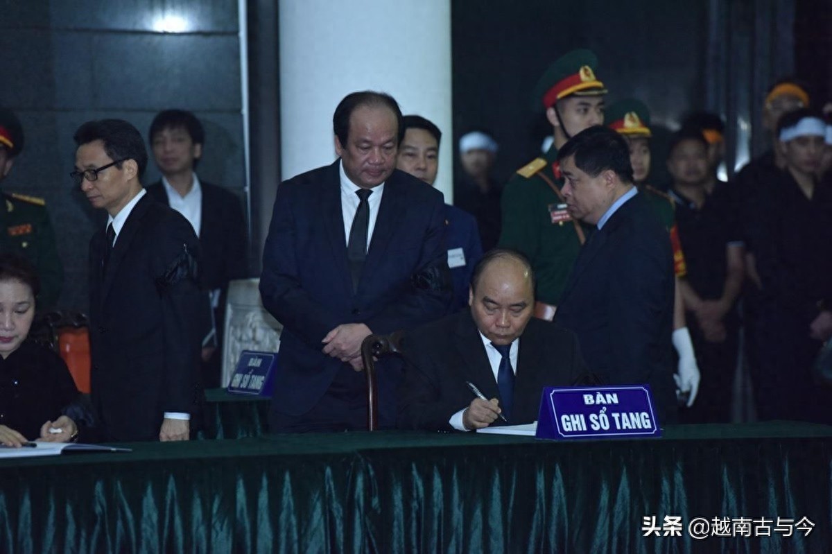 越南前主席黎德英葬礼隆重举行,阮春福称赞黎生前解放柬埔寨