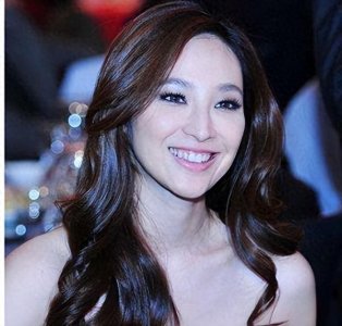 ​为嫁豪门当阔太太，她甘愿未婚为纪晓波育四子，如今吴佩慈如何了