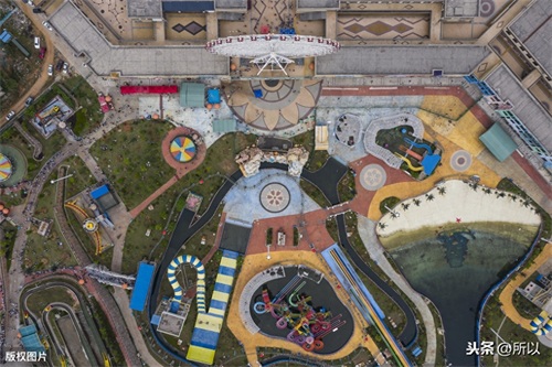 航拍新余欢乐大世界“秀五一”嘉年华 车场爆满见人气