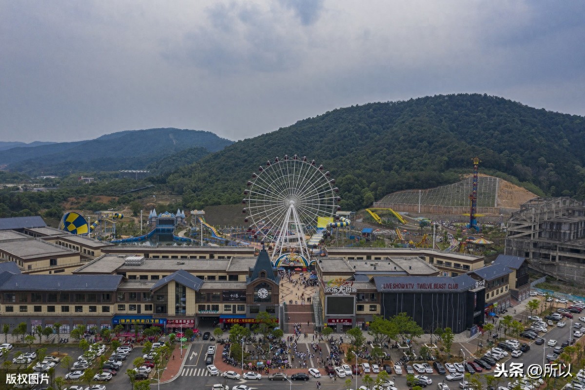 航拍新余欢乐大世界“秀五一”嘉年华 车场爆满见人气