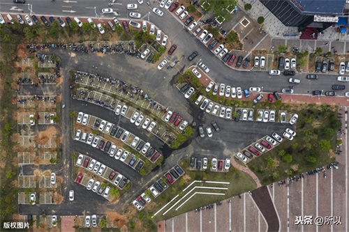 航拍新余欢乐大世界“秀五一”嘉年华 车场爆满见人气