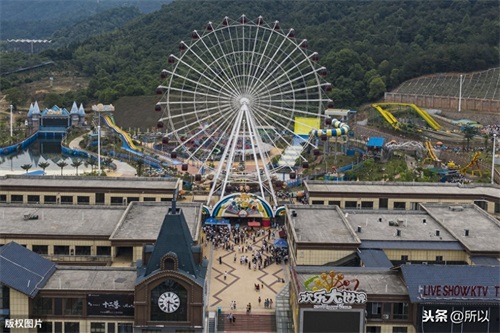 航拍新余欢乐大世界“秀五一”嘉年华 车场爆满见人气