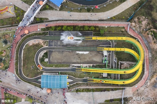 航拍新余欢乐大世界“秀五一”嘉年华 车场爆满见人气