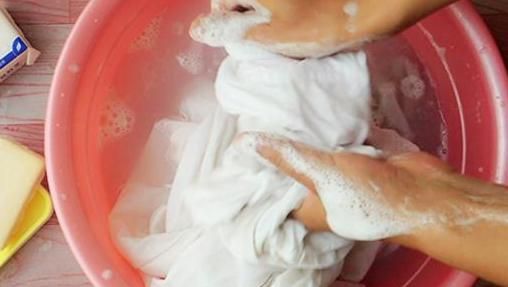 漂白液衣服变红色为什么 漂白剂为什么让白衣服变红呢