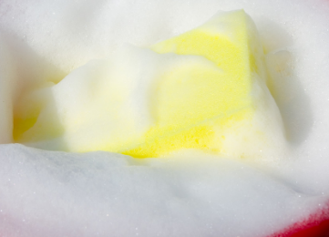 漂白衣服变红怎么回事,漂白液衣服变红色为什么 漂白剂为什么让白衣服变红呢图3