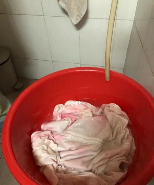 为什么白色衣服漂白后变红怎么办