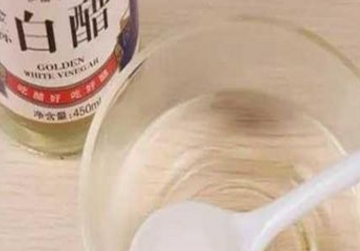 漂白衣服变红怎么回事,漂白液衣服变红色为什么 漂白剂为什么让白衣服变红呢图7