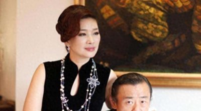 ​温州女富豪胡洁：前夫贪污入狱16年，二婚嫁周立波，送百万保时捷