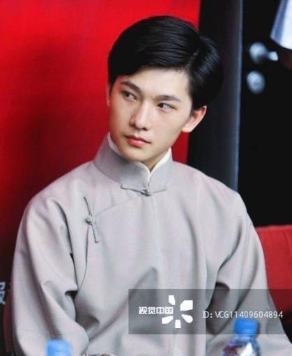 “狗啃”刘海才火,杨洋又剪了新发型,帅得更明显了