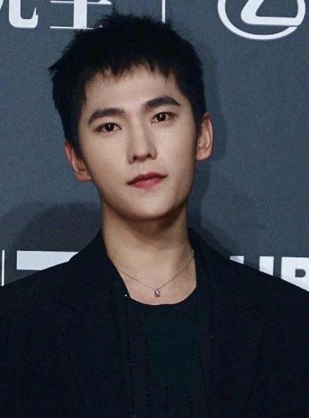 “狗啃”刘海才火,杨洋又剪了新发型,帅得更明显了