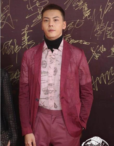 “狗啃”刘海才火,杨洋又剪了新发型,帅得更明显了