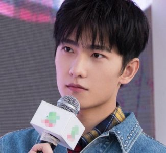 ​“狗啃”刘海才火，杨洋又剪了新发型，帅得更明显了